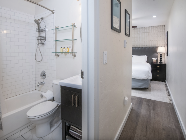 Luxury 2 Bedroom Sleeps 8 - 75 Yards to Gondola- Hot tub